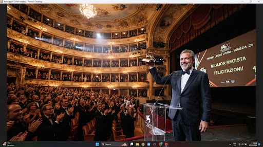 Ovación en pie en un teatro histórico con focos y aplausos