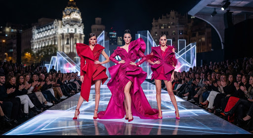 Modelos con looks monocromáticos magenta y carmesí en una pasarela